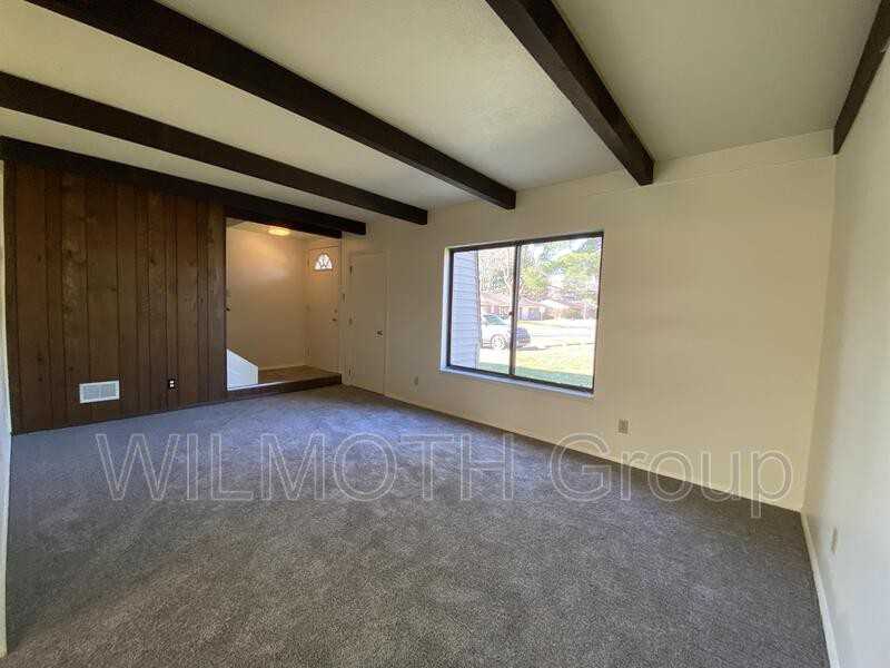 3055 Wedgewood Ct - Photo 2 of 10