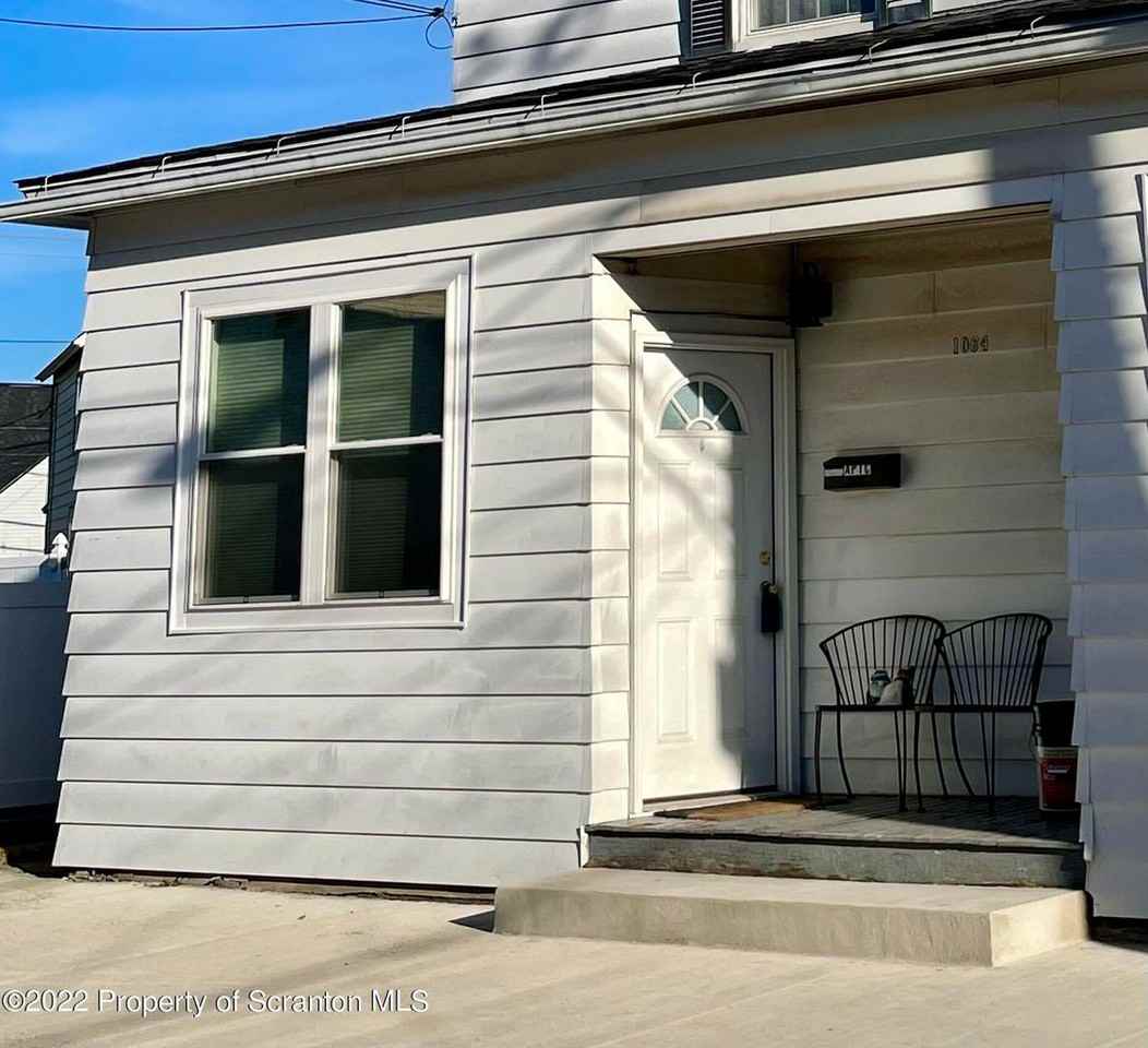 1064 Lincoln St Apt C - Photo 2 of 16