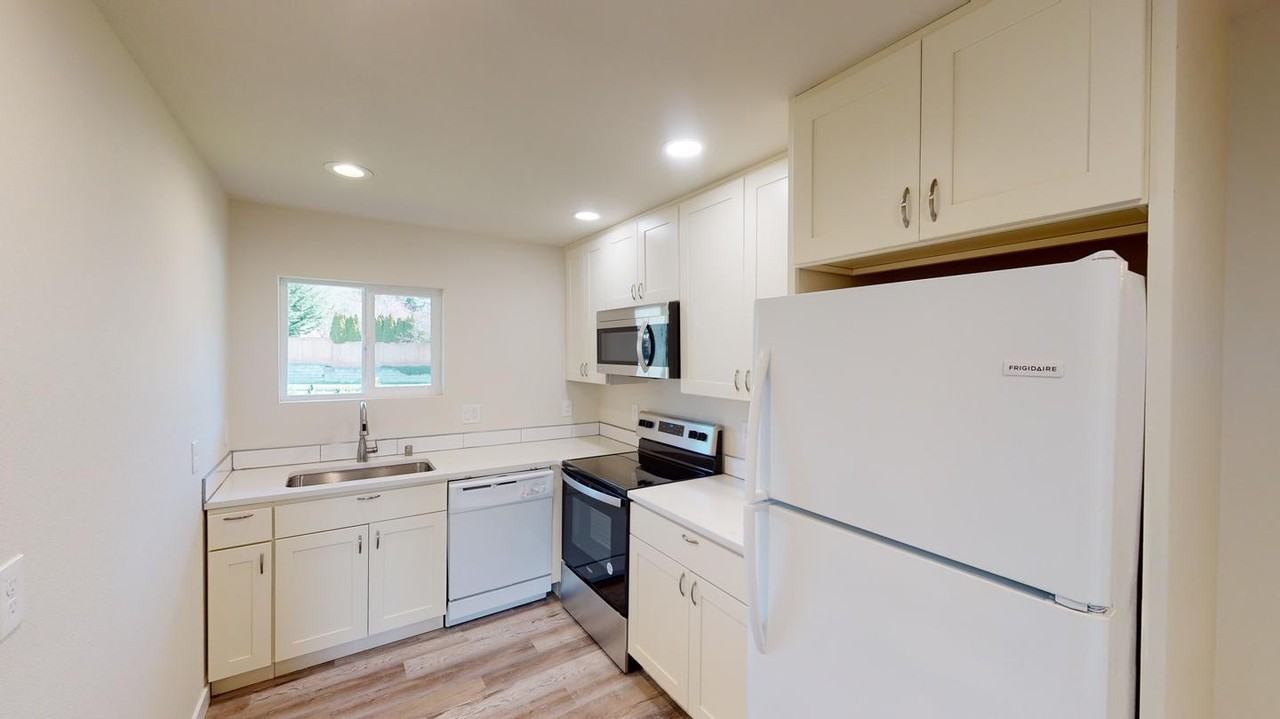 7153 Fauntleroy Way Sw - Photo 2 of 9