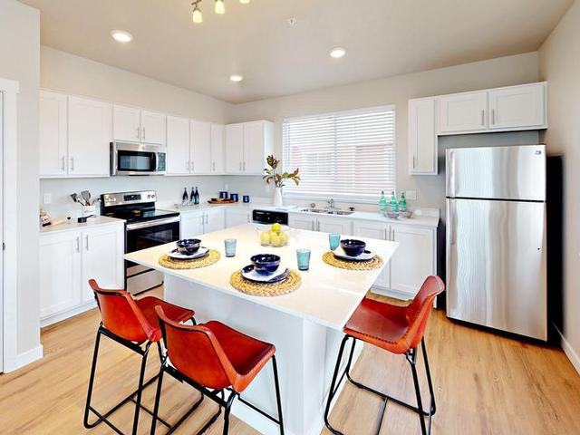 1440 John Day Dr - Photo 3 of 8
