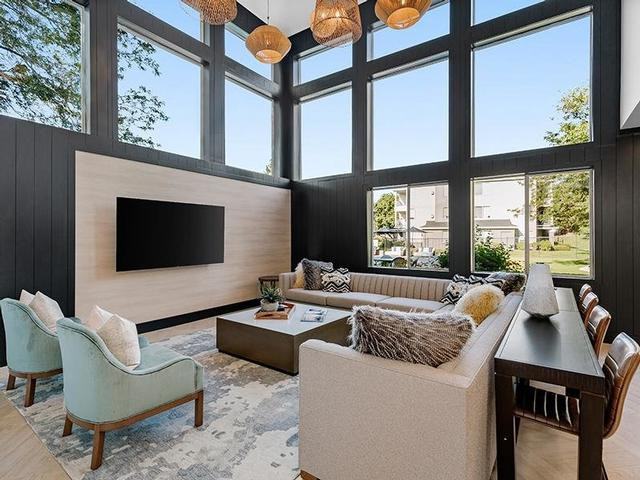 2605 S Miller Dr - Photo 4 of 16