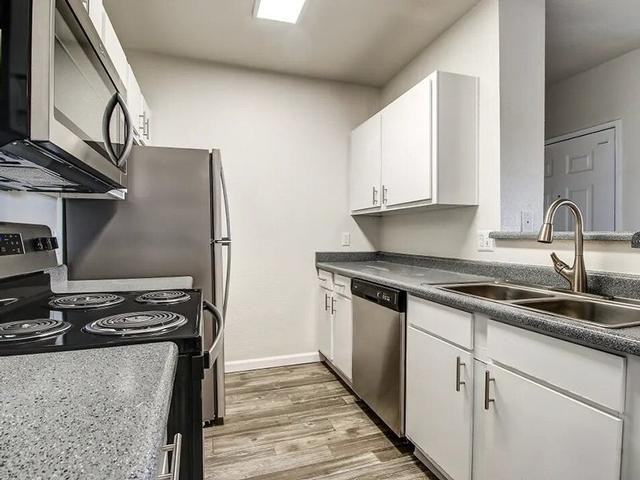 520 N Mesa Dr - Photo 2 of 32
