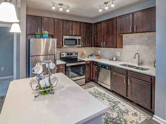 6450 Viewpointe Cir - Photo 5 of 32