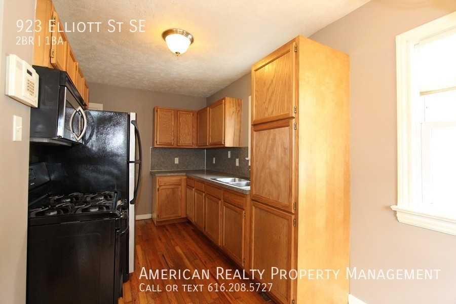 923 Elliott St Se - Photo 2 of 15