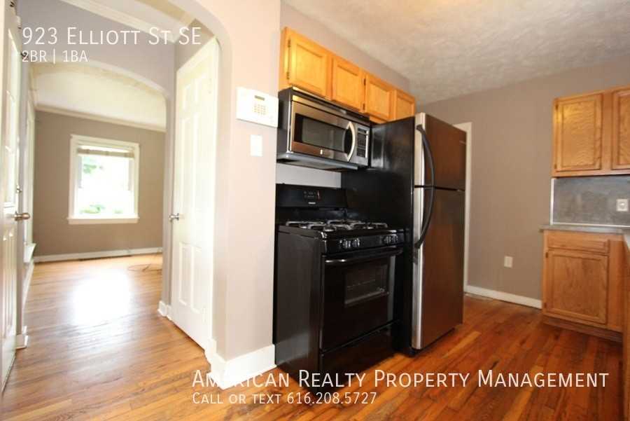 923 Elliott St Se - Photo 3 of 15