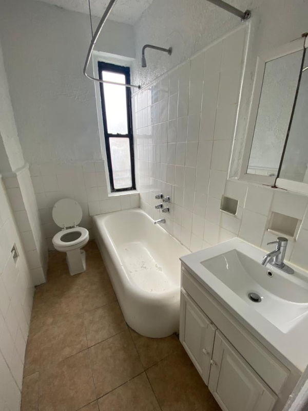 999 Sheridan Ave - Photo 3 of 8