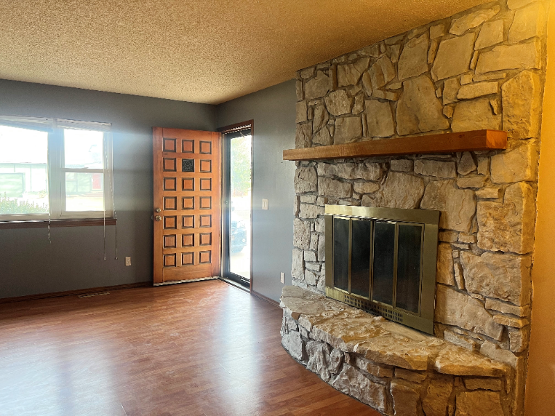 1605 Timberline Dr - Photo 2 of 17