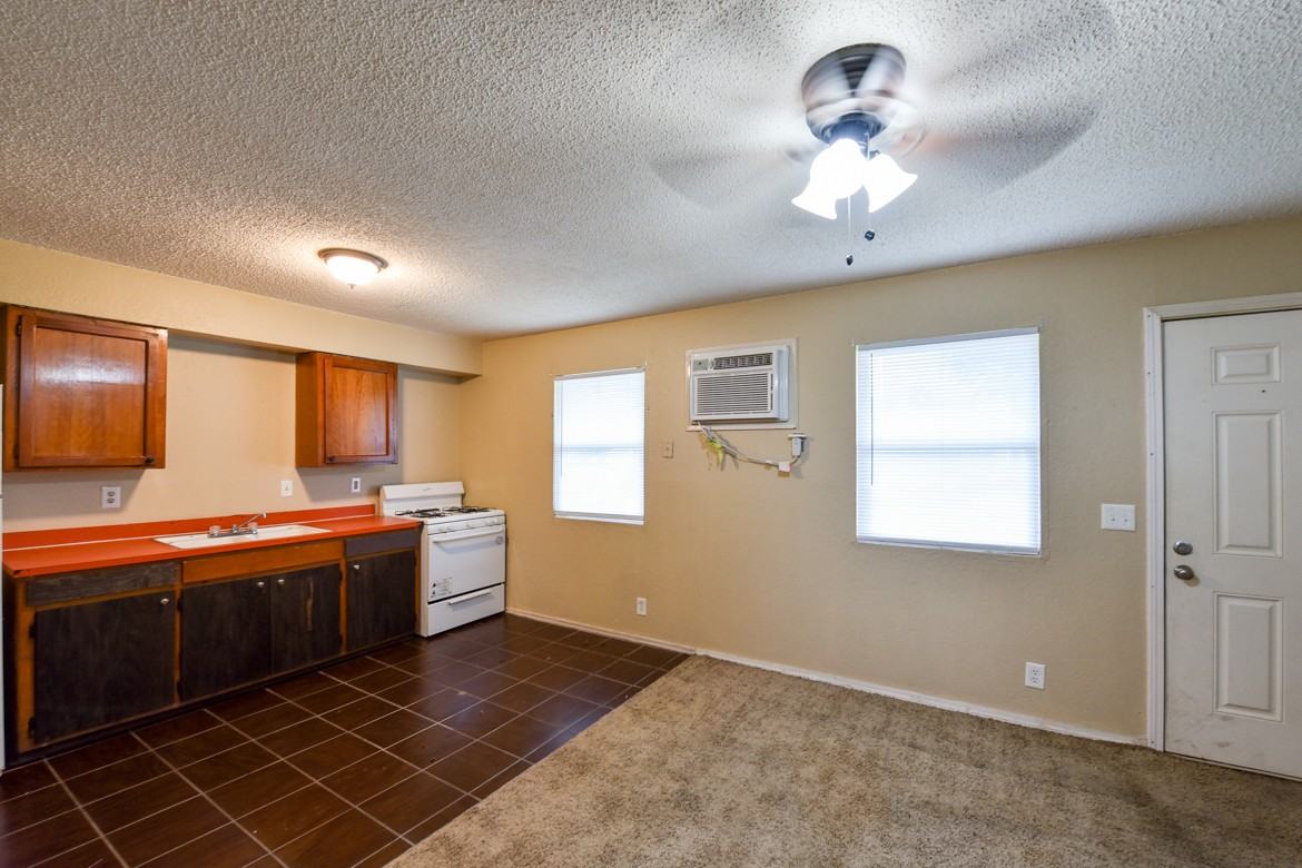 810 W Hastings Ave #1 - Photo 3 of 6