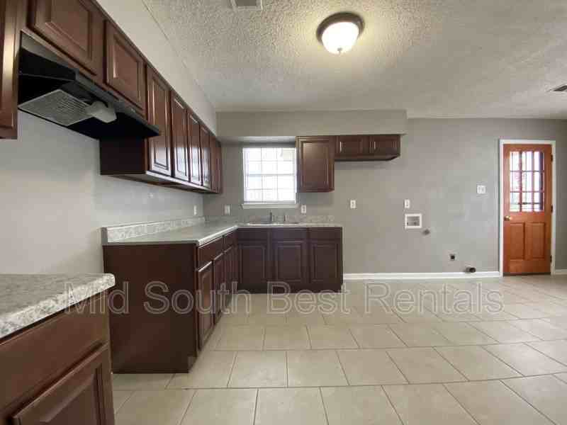 1585 Rayburn St - Photo 3 of 8