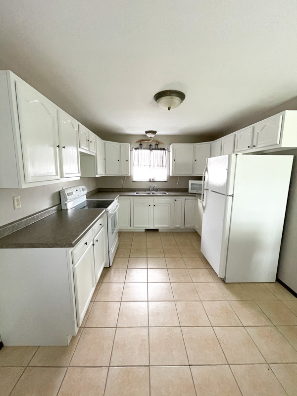 323 11th Ave W - Photo 3 of 6