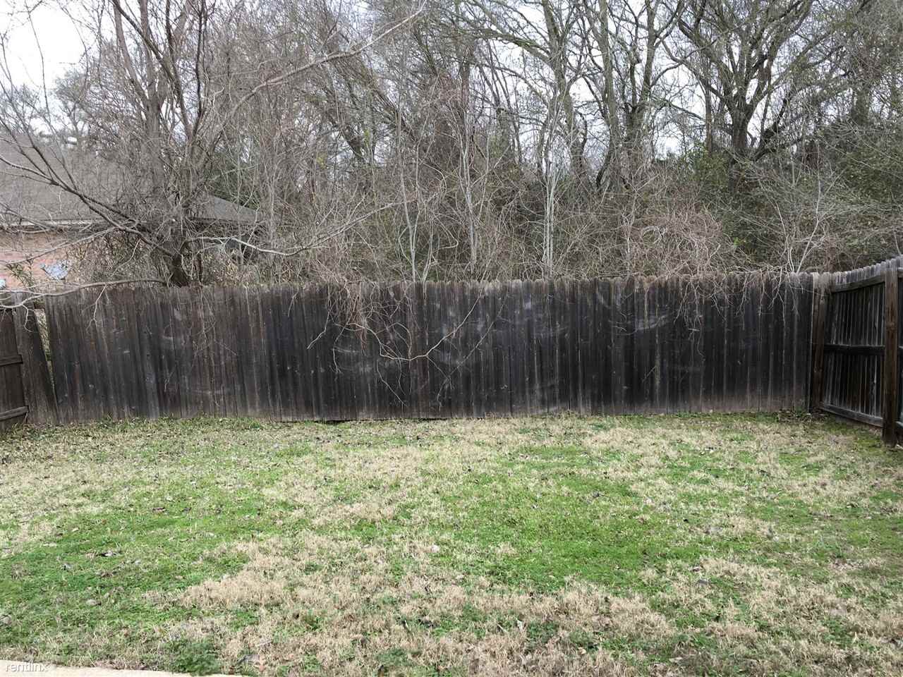 1001 Autumn Cir - Photo 3 of 8