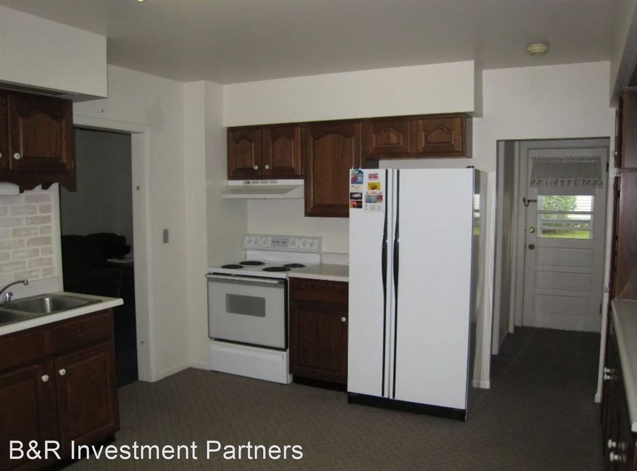 319 N. Warren Ave - Photo 3 of 5