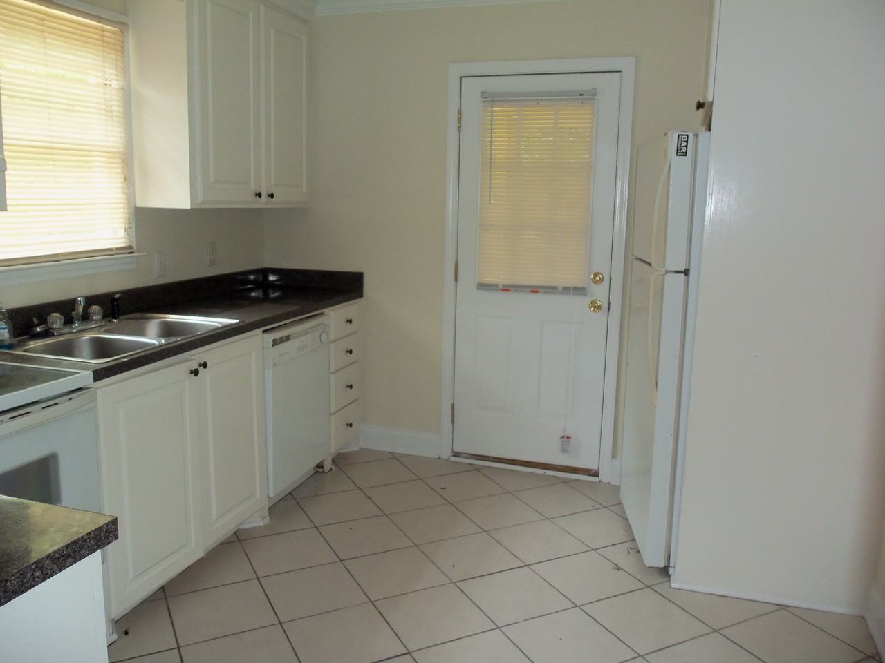 2611 Cypress St - Photo 2 of 6