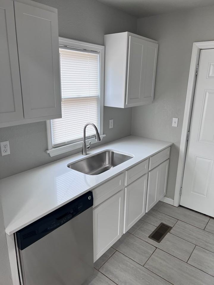 2119 Southwest 28th Street - Photo 3 of 11