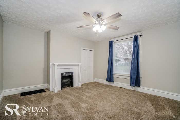 490 E Markison Ave - Photo 3 of 14