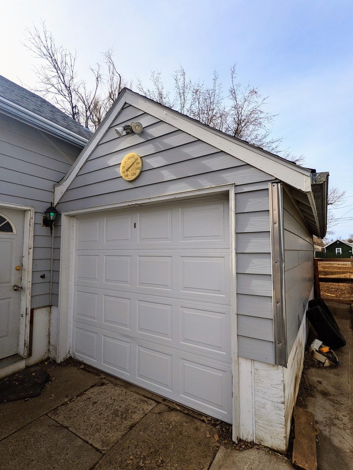 424 12th Ave #A - Photo 2 of 8