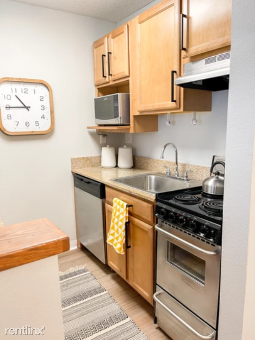 Astro Apartments - Photo 3 of 34