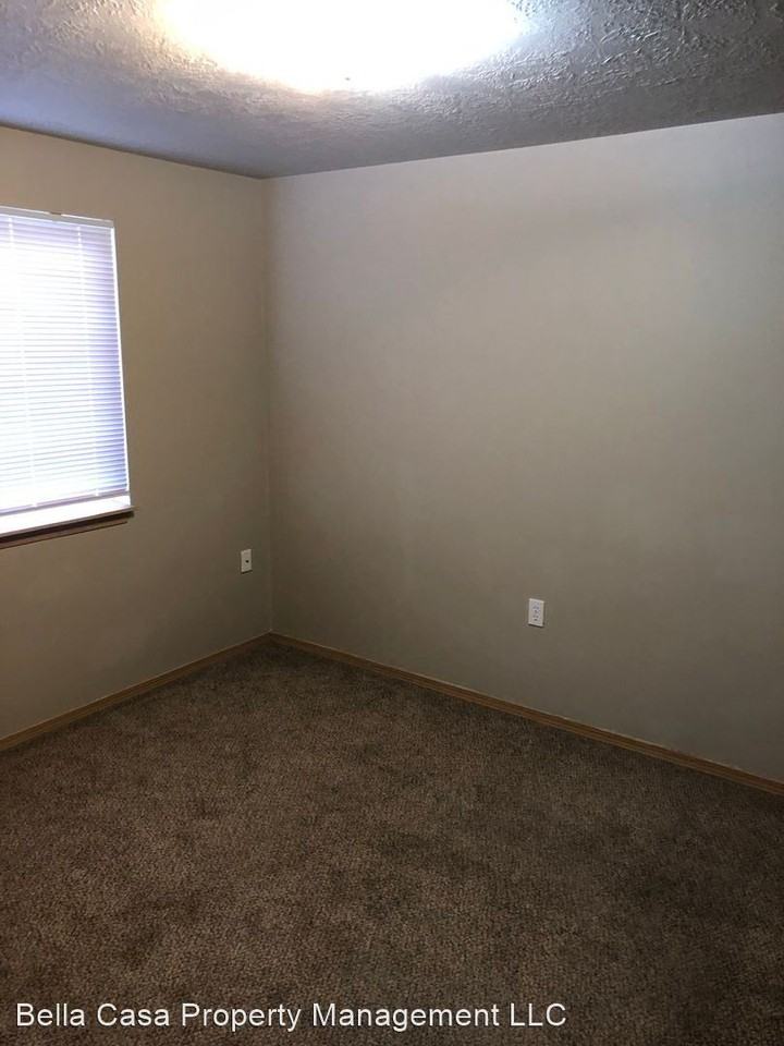 619 SE 10th St. - Photo 3 of 12
