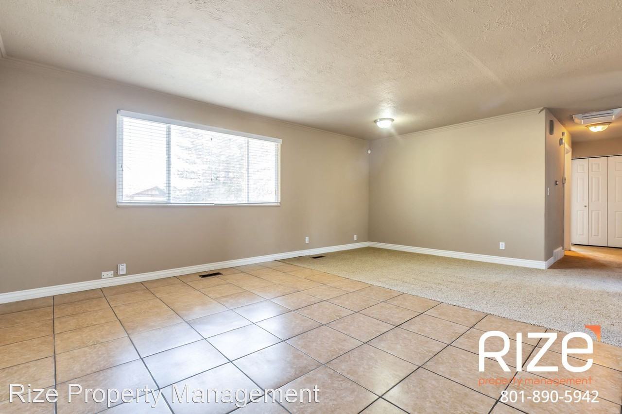 556 N New Star Dr - Photo 3 of 12