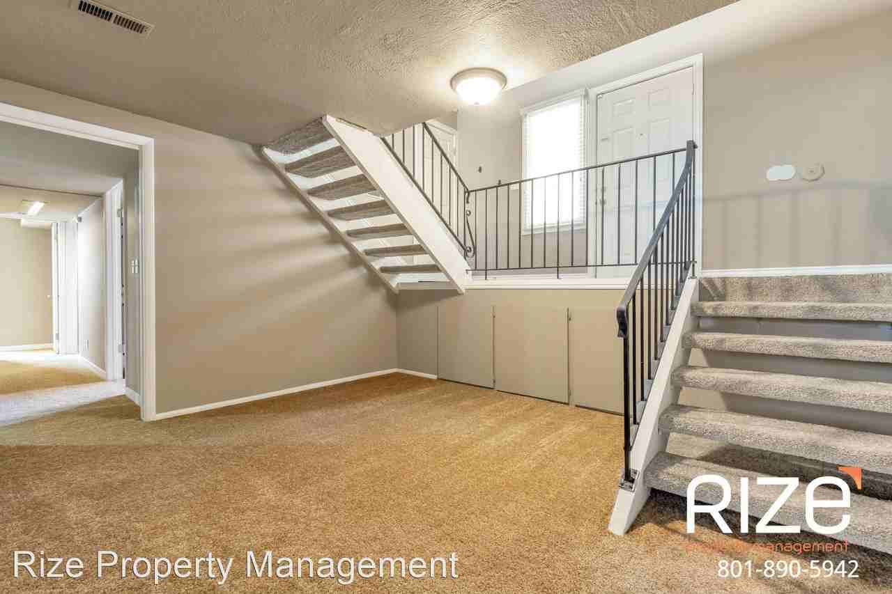 556 N New Star Dr - Photo 2 of 12