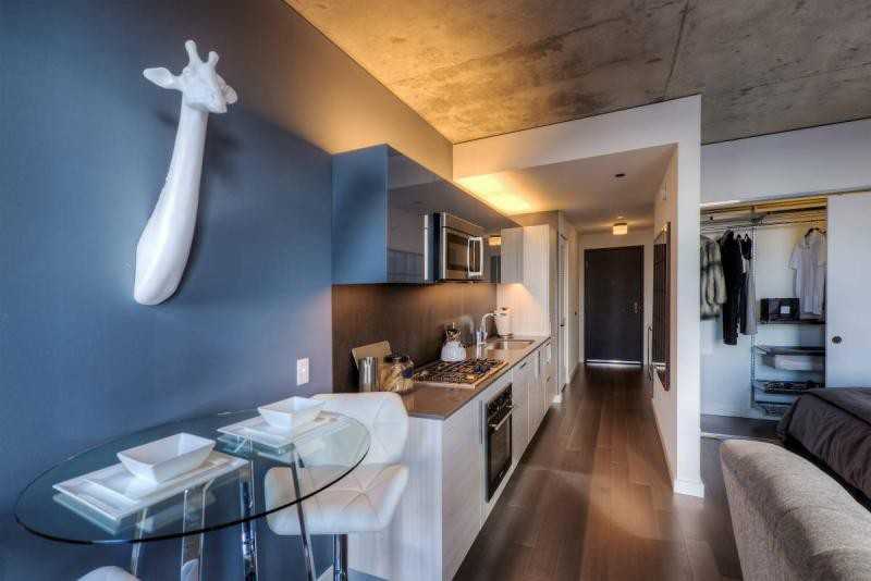 625 W Division St - Photo 2 of 16