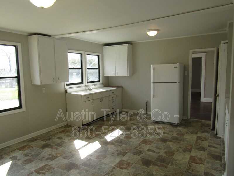 4484 Franklin St - Photo 3 of 8