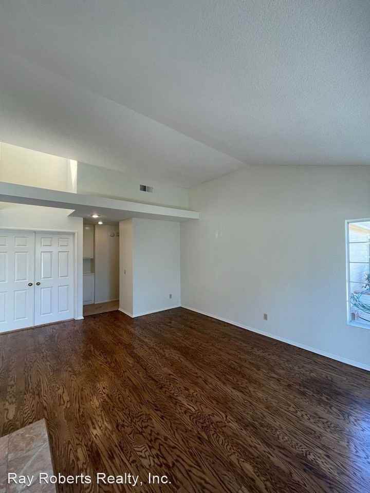 11 Marblehead Pl - Photo 2 of 38