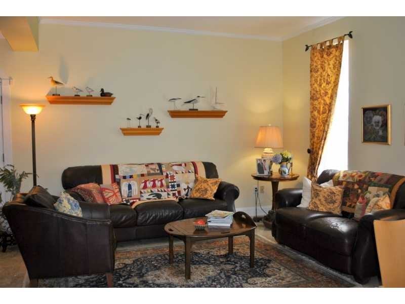 111 Edgewater Dr - Photo 2 of 4