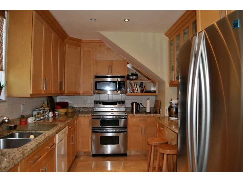 111 Edgewater Dr - Photo 3 of 4