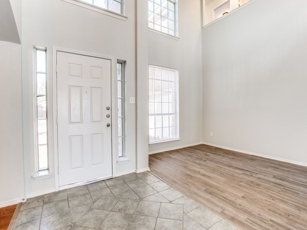 736 Mulberry Ln - Photo 3 of 28