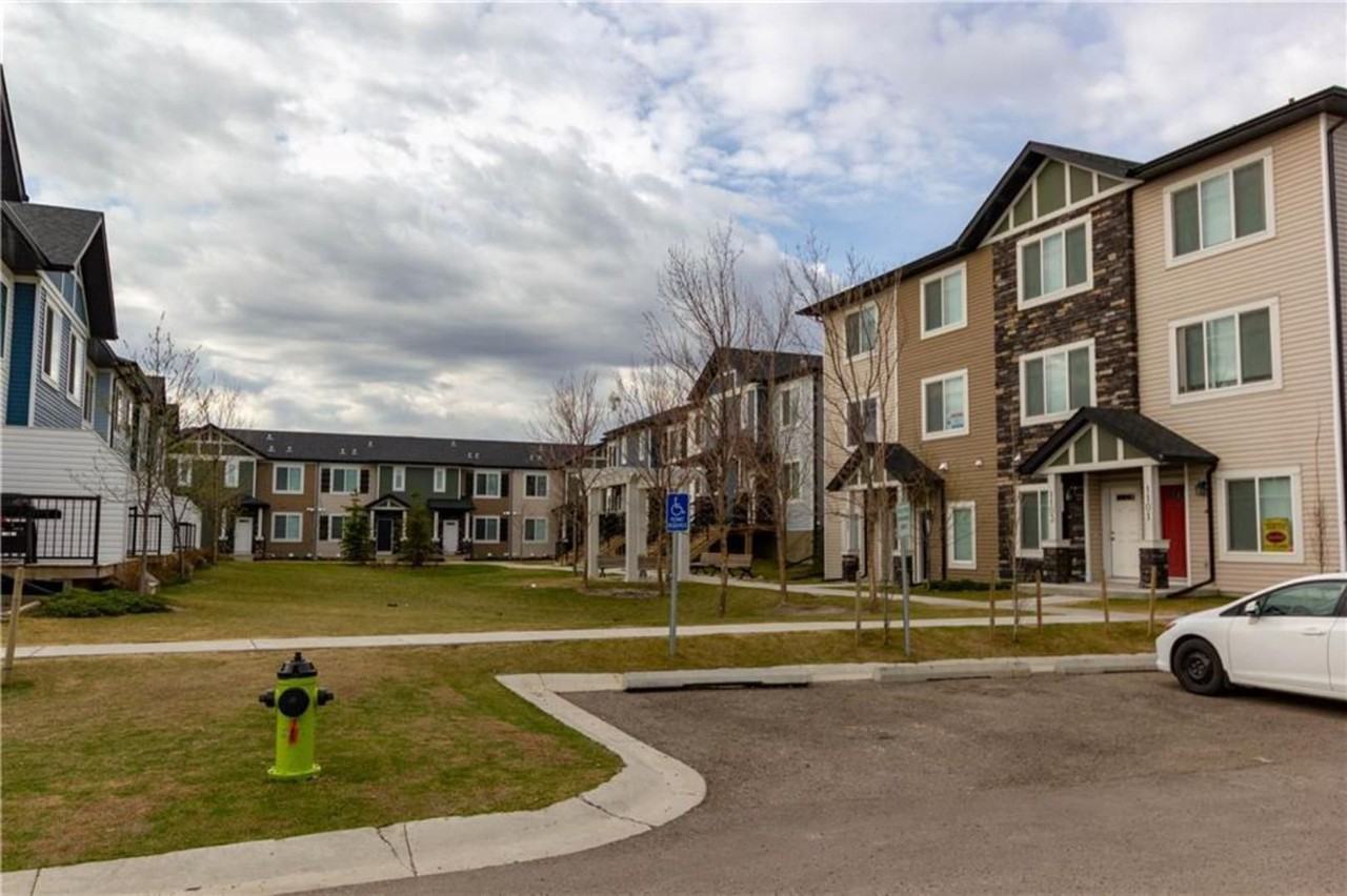 333 Taralake Way Northeast - Photo 2 of 15