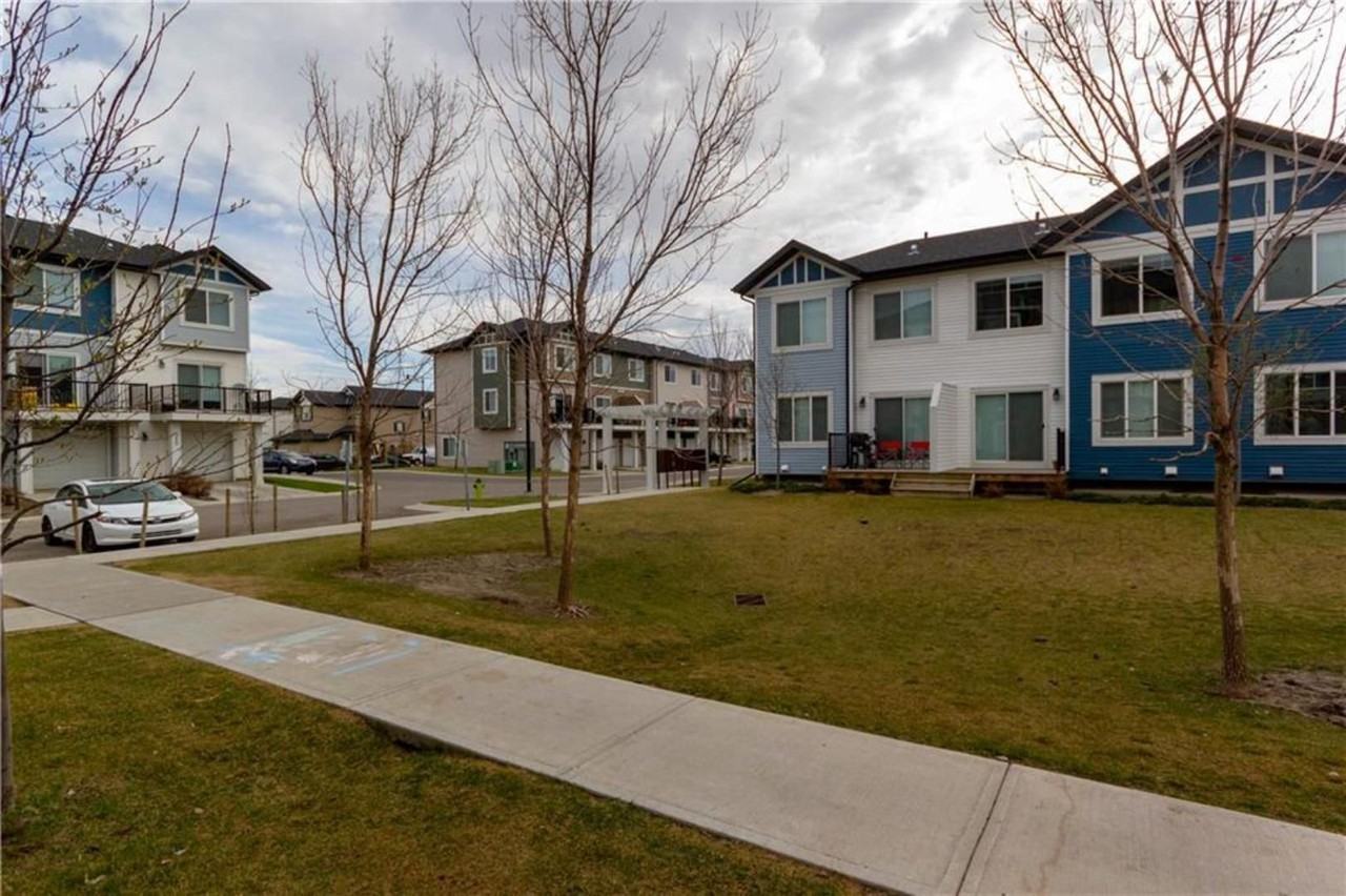 333 Taralake Way Northeast - Photo 3 of 15