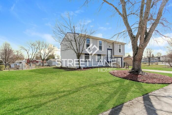 2424 Warfield Dr - Photo 3 of 15