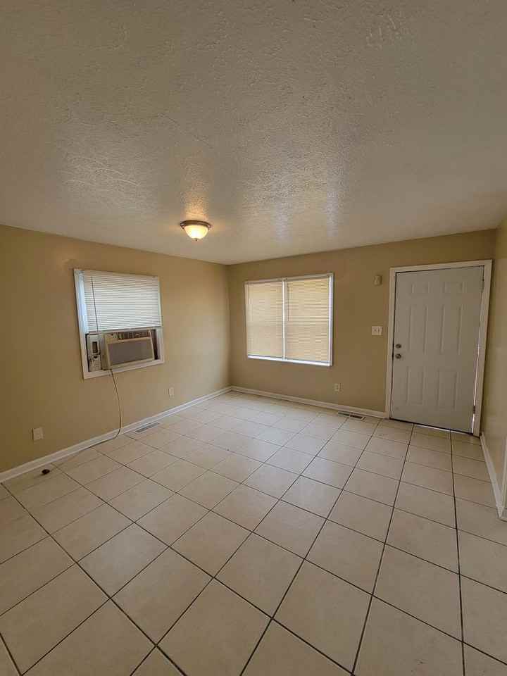 1422 W 35th St - Photo 2 of 5