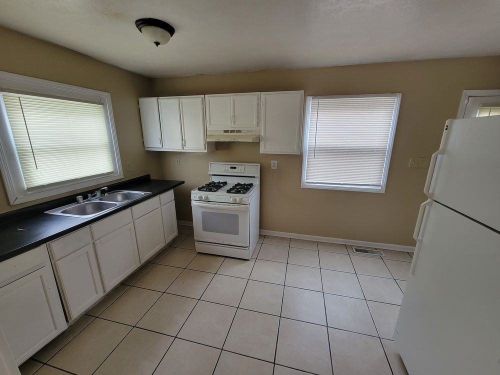 1422 W 35th St - Photo 3 of 5