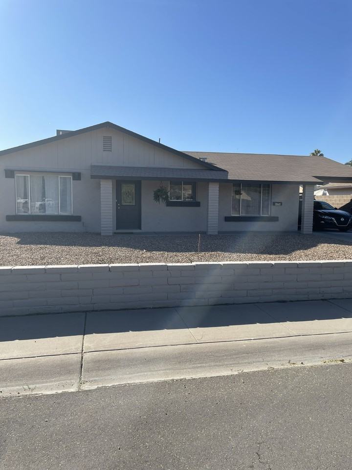 323 E Auburn Dr - Photo 2 of 20