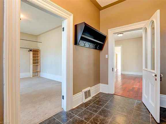 571 Dufferin Ave - Photo 3 of 24