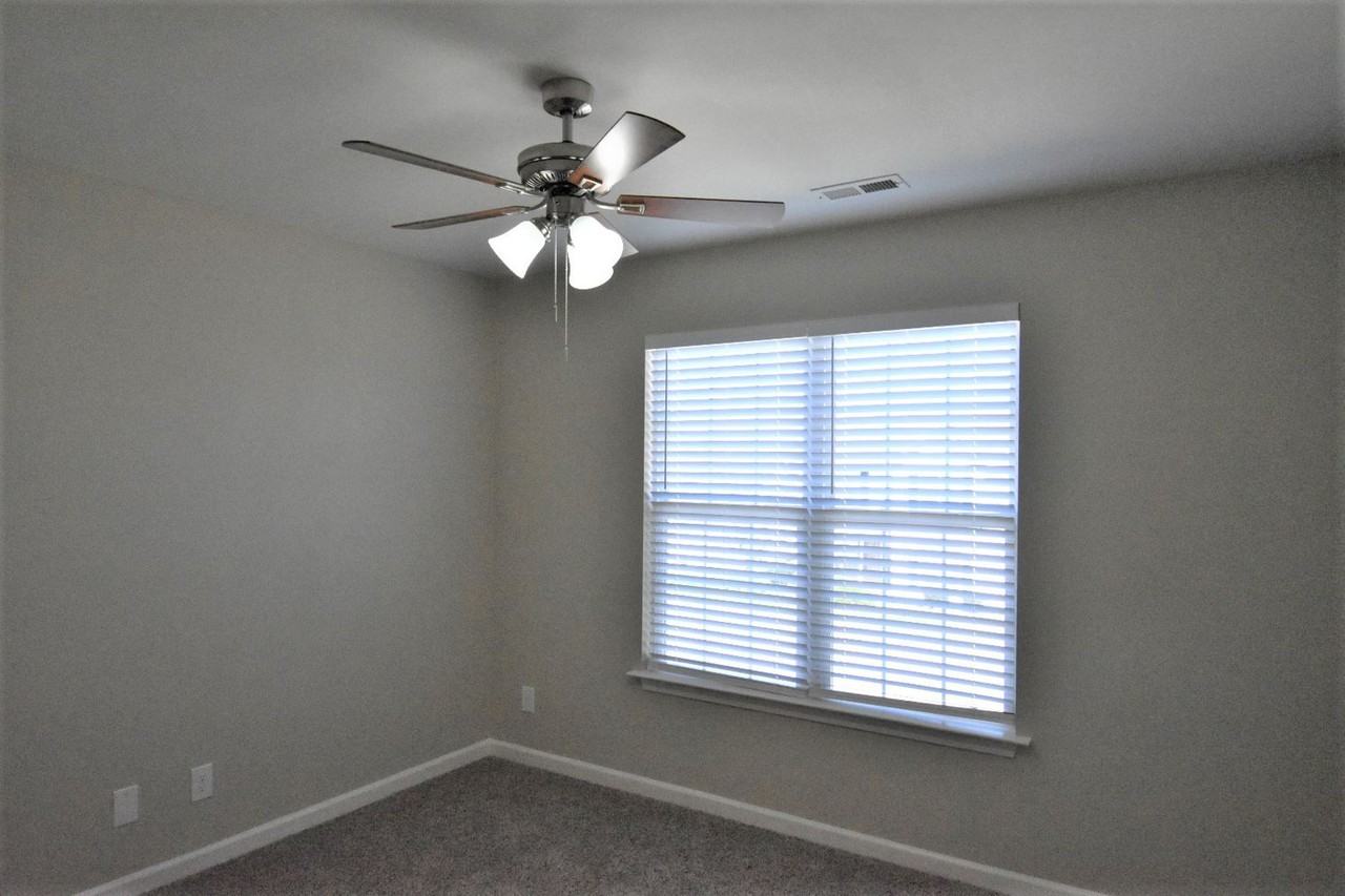 3621 Sherbourne Ln - Photo 3 of 11