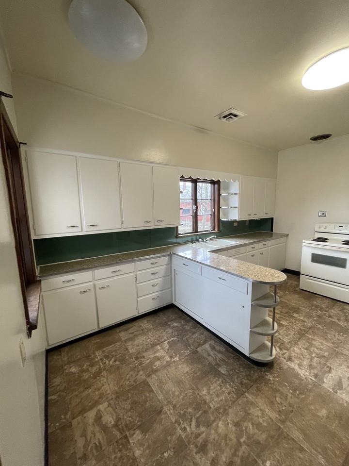 320 W Main St - Photo 2 of 18