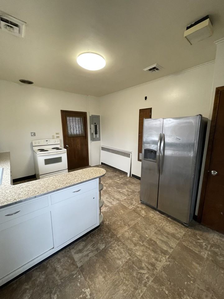 320 W Main St - Photo 3 of 18