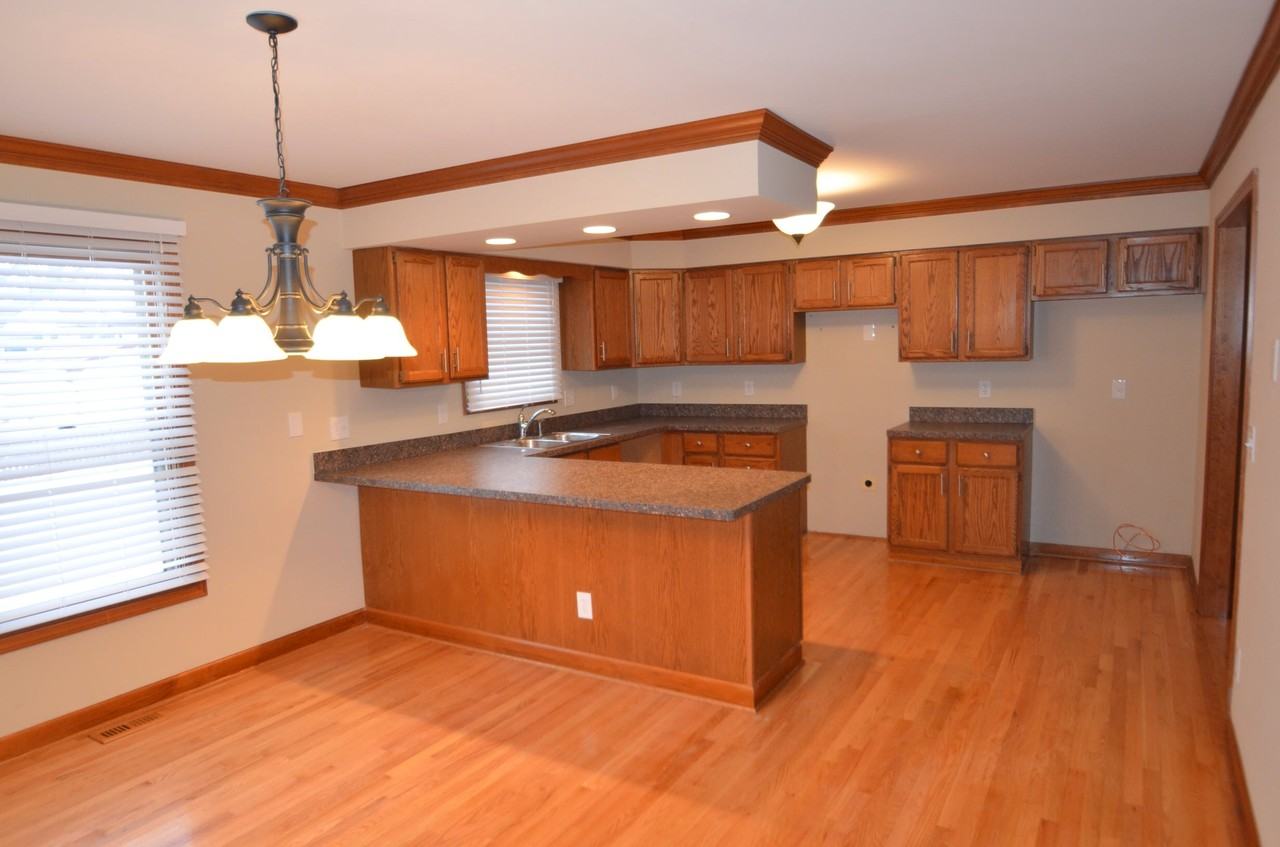 440 Maple Ave - Photo 3 of 8