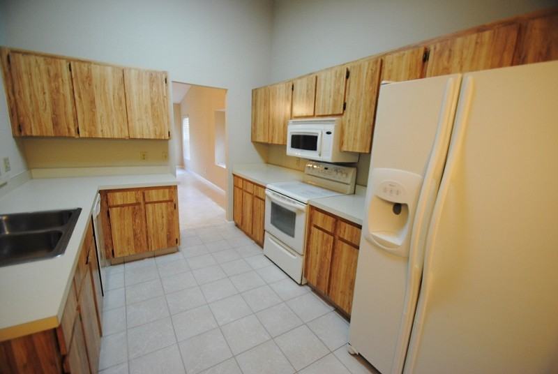 8708 Hampden Dr - Photo 3 of 8