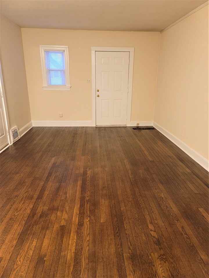 425 Priscilla St - Photo 3 of 10