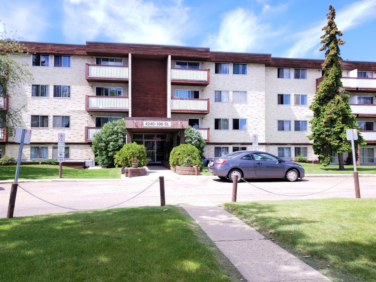 4240 106 Street - Photo 3 of 9