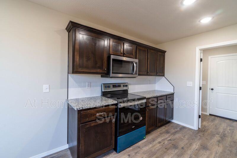 1801 S 15th Ave - Photo 2 of 13