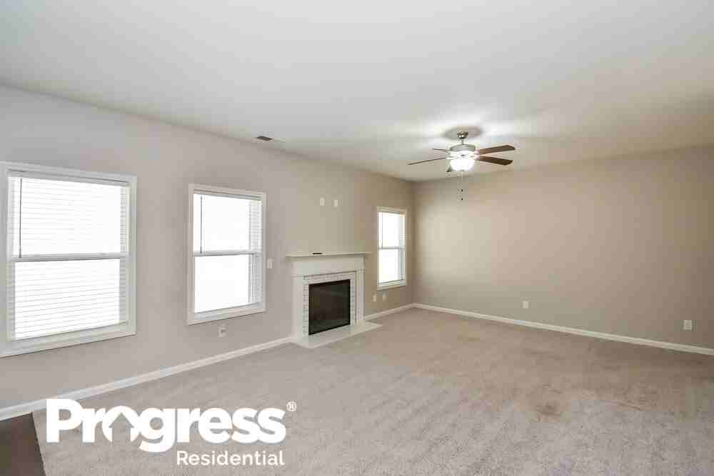 378 Gladys Dr - Photo 2 of 15