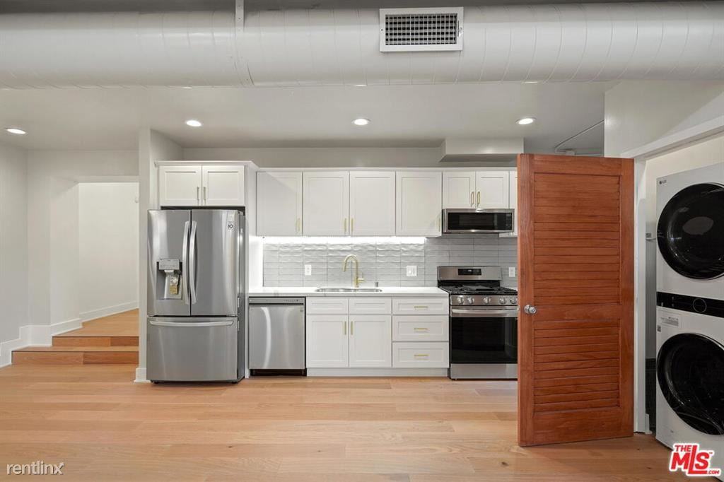 1413 Cloverfield Blvd - Photo 2 of 5