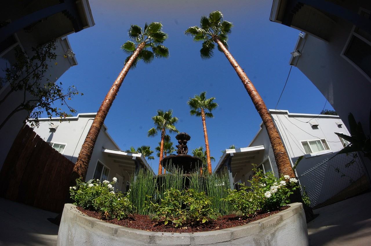 1697 N Summit Ave - Photo 3 of 6