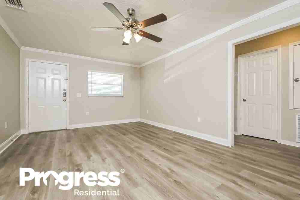 1127 W 12th St - Photo 3 of 16