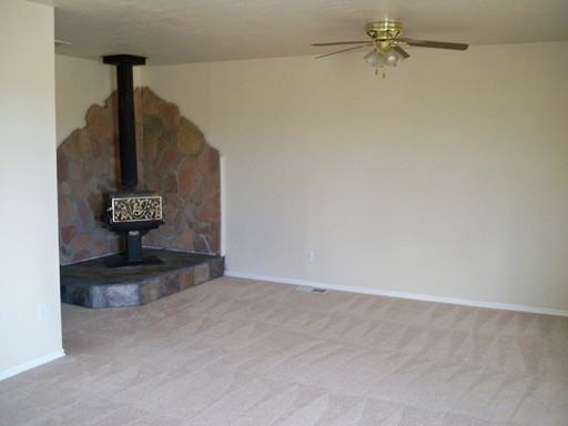 470 Gypsum Dr - Photo 2 of 5